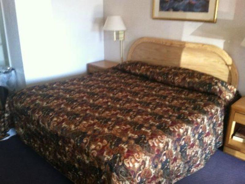 Rodeway Inn & Suites Colorado Springs Bagian luar foto