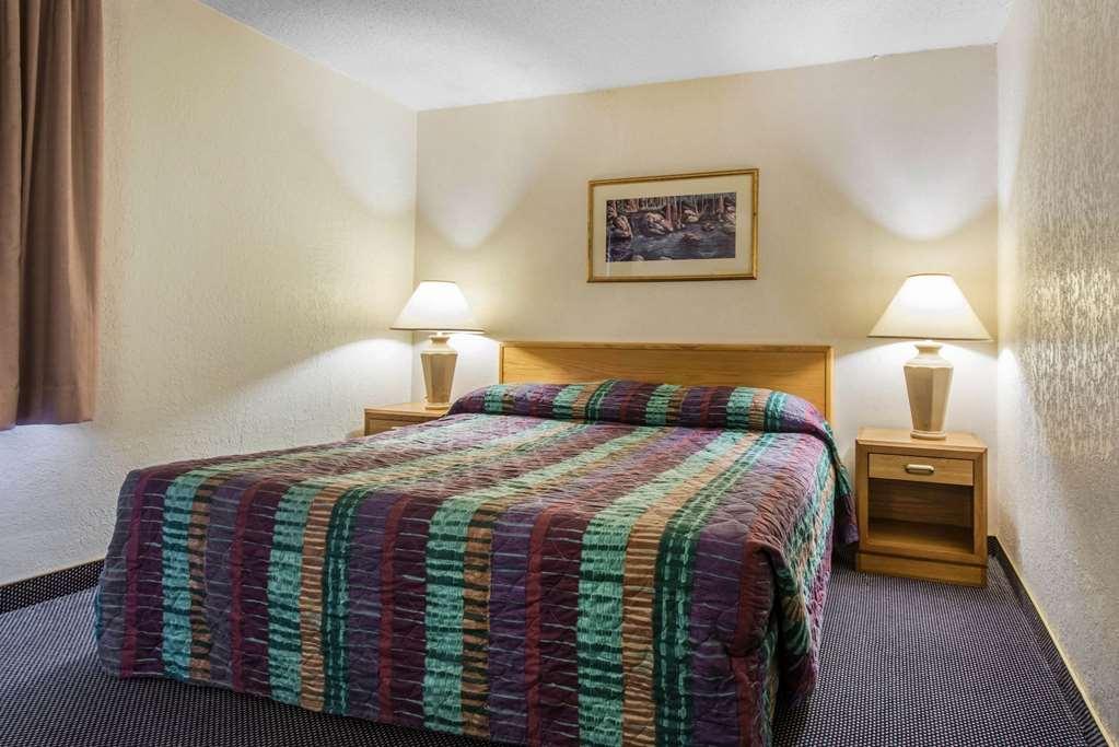 Rodeway Inn & Suites Colorado Springs Bagian luar foto
