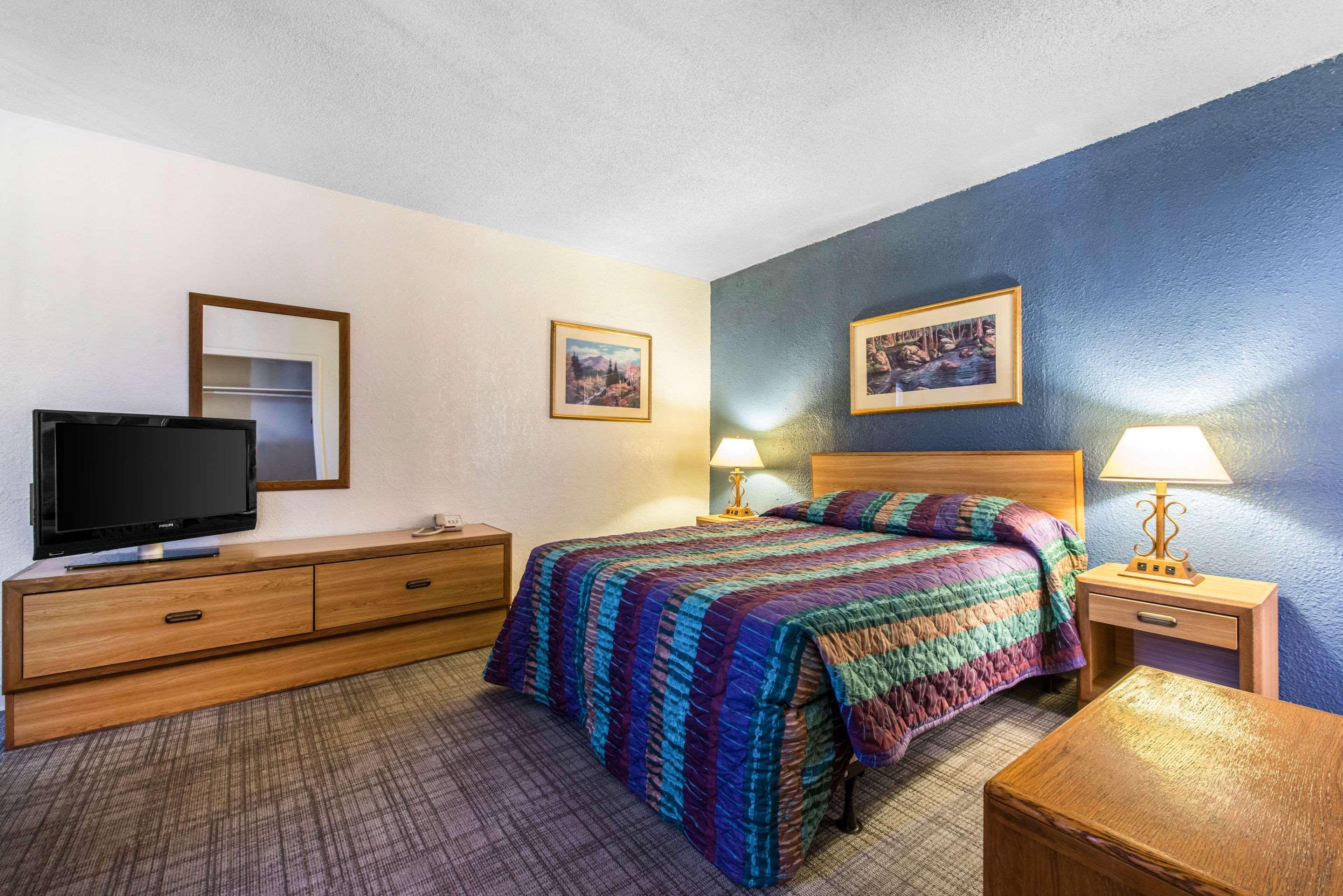 Rodeway Inn & Suites Colorado Springs Bagian luar foto