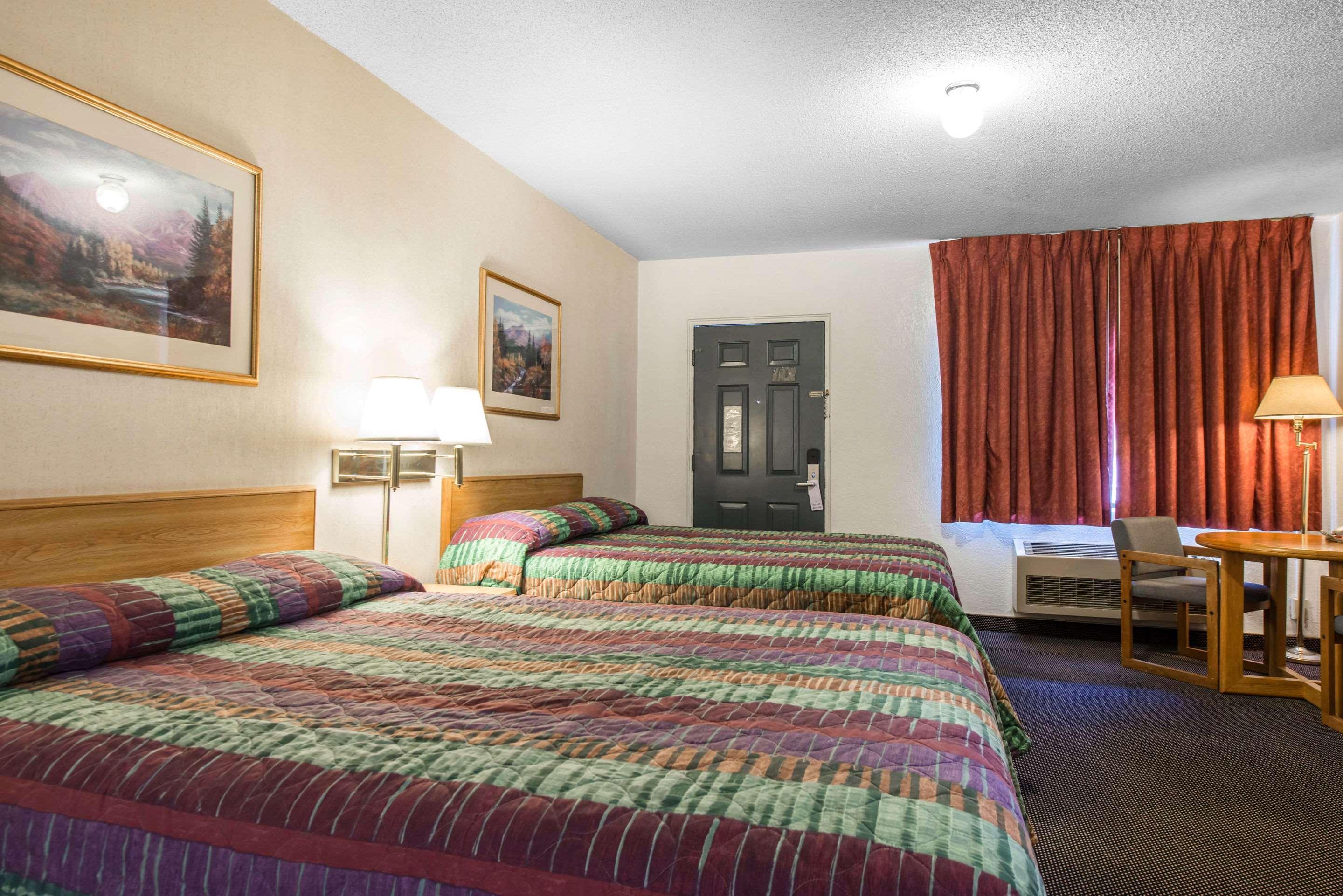 Rodeway Inn & Suites Colorado Springs Bagian luar foto