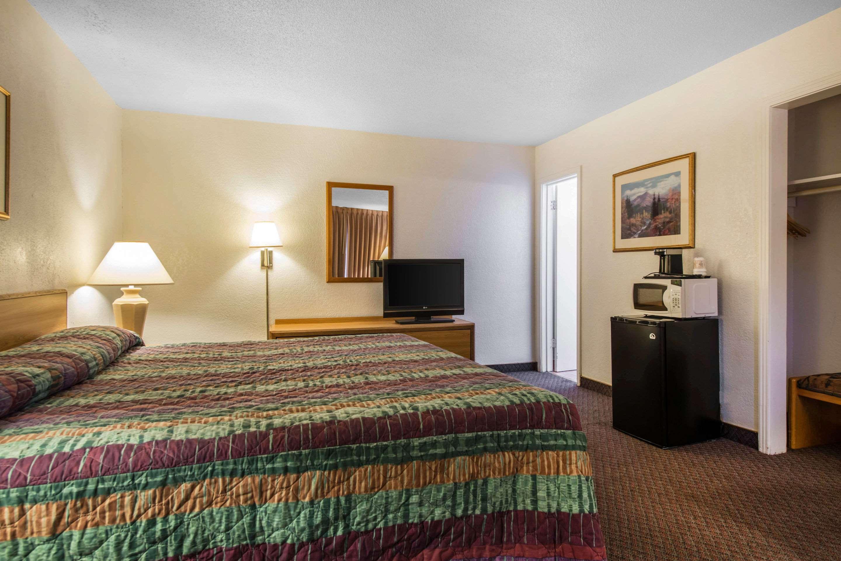 Rodeway Inn & Suites Colorado Springs Bagian luar foto