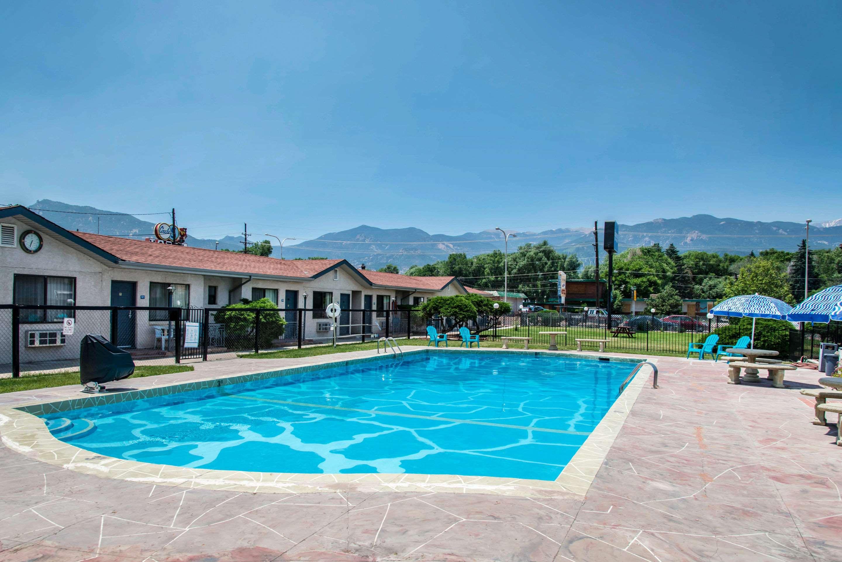 Rodeway Inn & Suites Colorado Springs Bagian luar foto