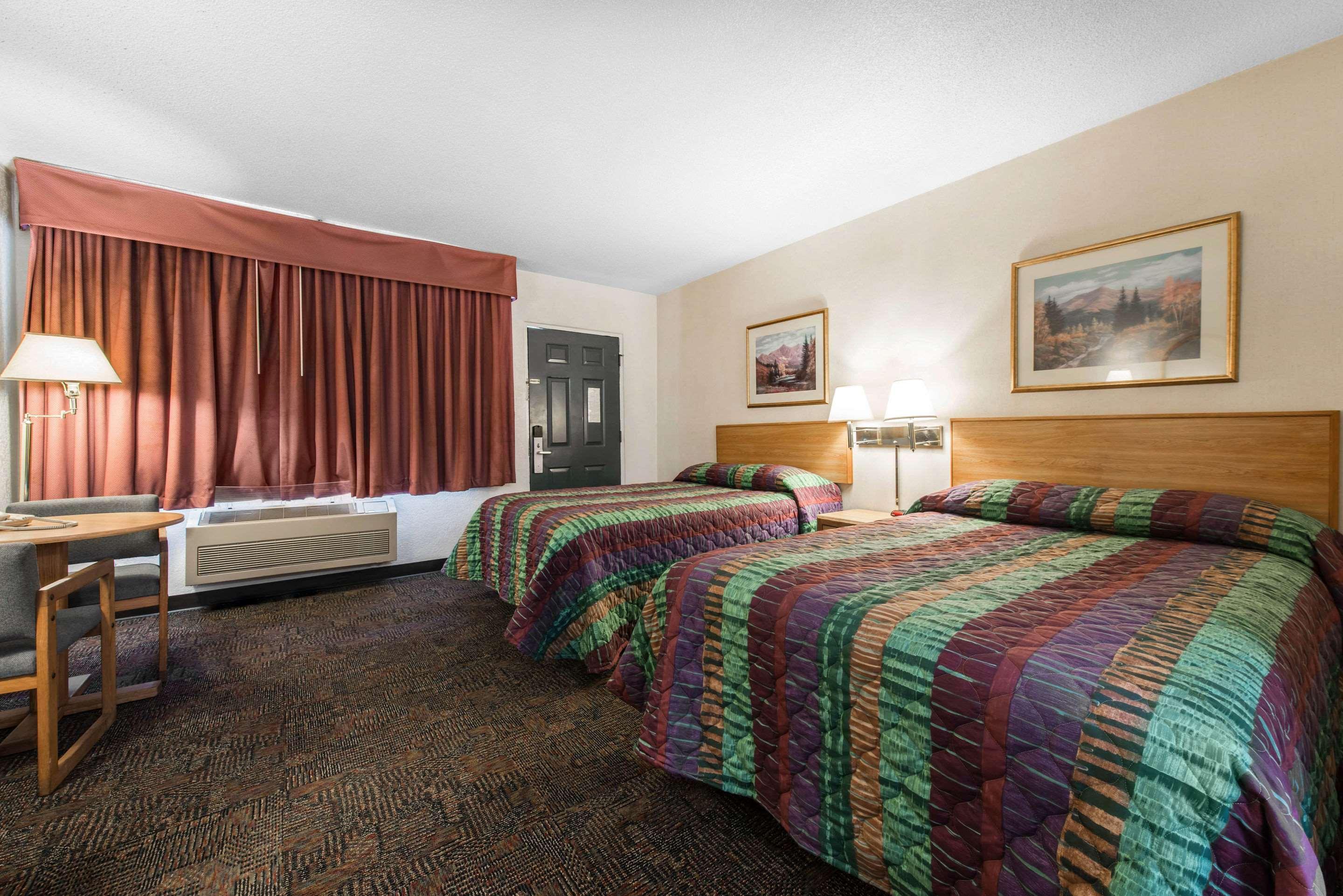 Rodeway Inn & Suites Colorado Springs Bagian luar foto
