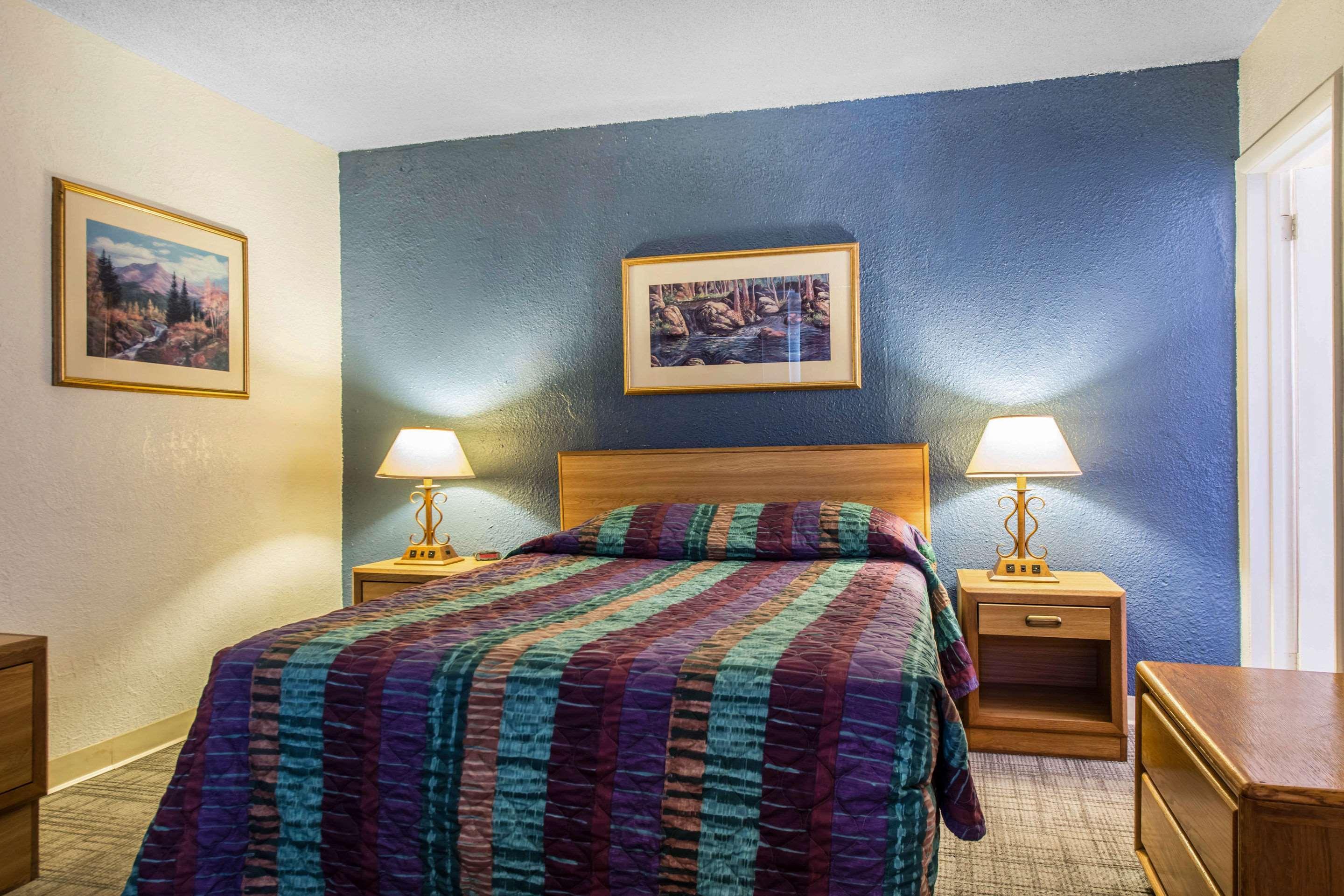 Rodeway Inn & Suites Colorado Springs Bagian luar foto