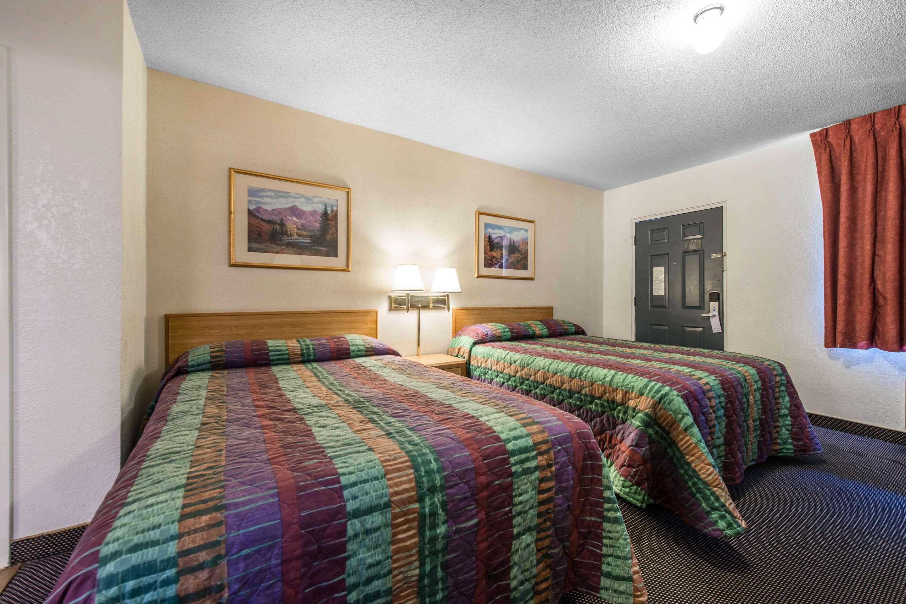 Rodeway Inn & Suites Colorado Springs Bagian luar foto