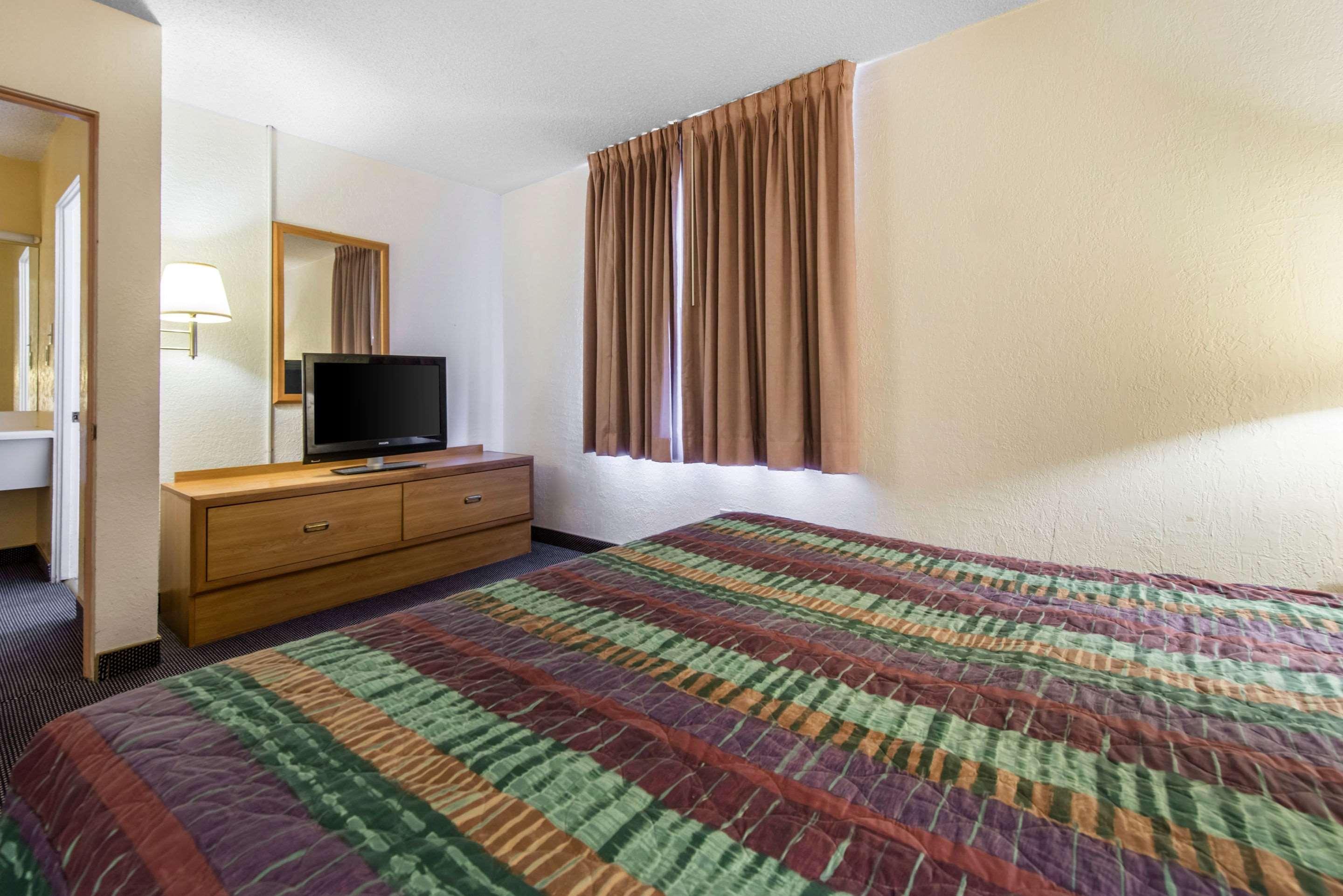 Rodeway Inn & Suites Colorado Springs Bagian luar foto