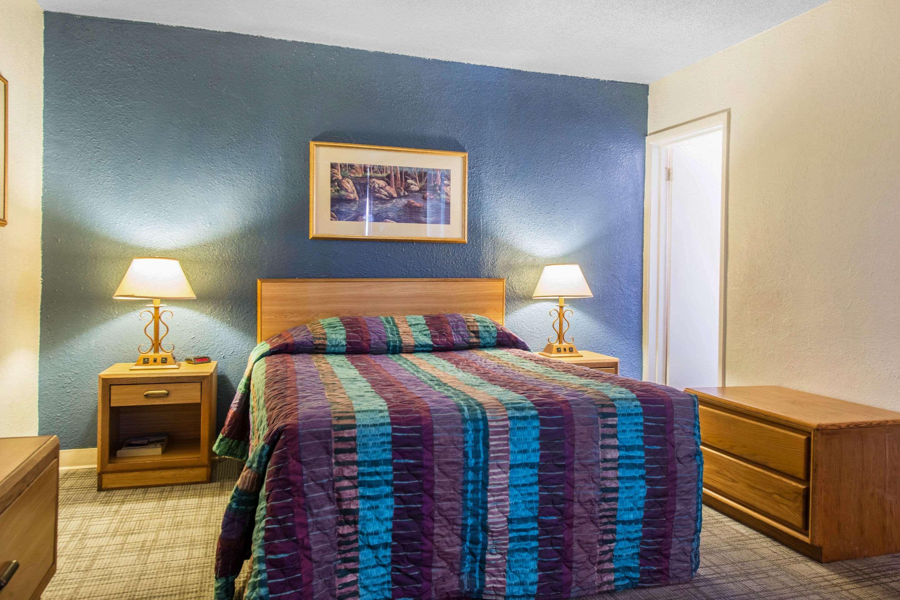 Rodeway Inn & Suites Colorado Springs Bagian luar foto