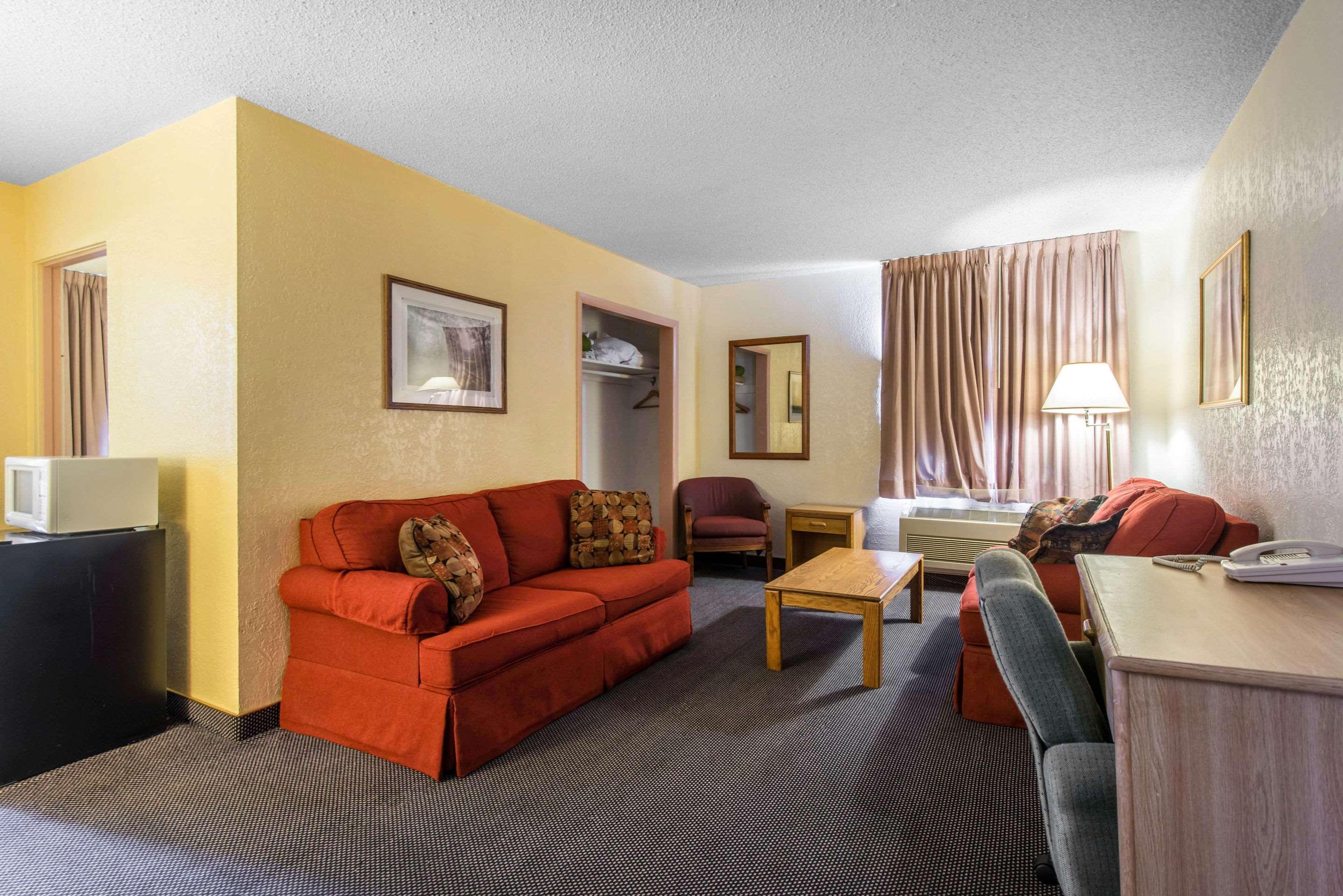 Rodeway Inn & Suites Colorado Springs Bagian luar foto