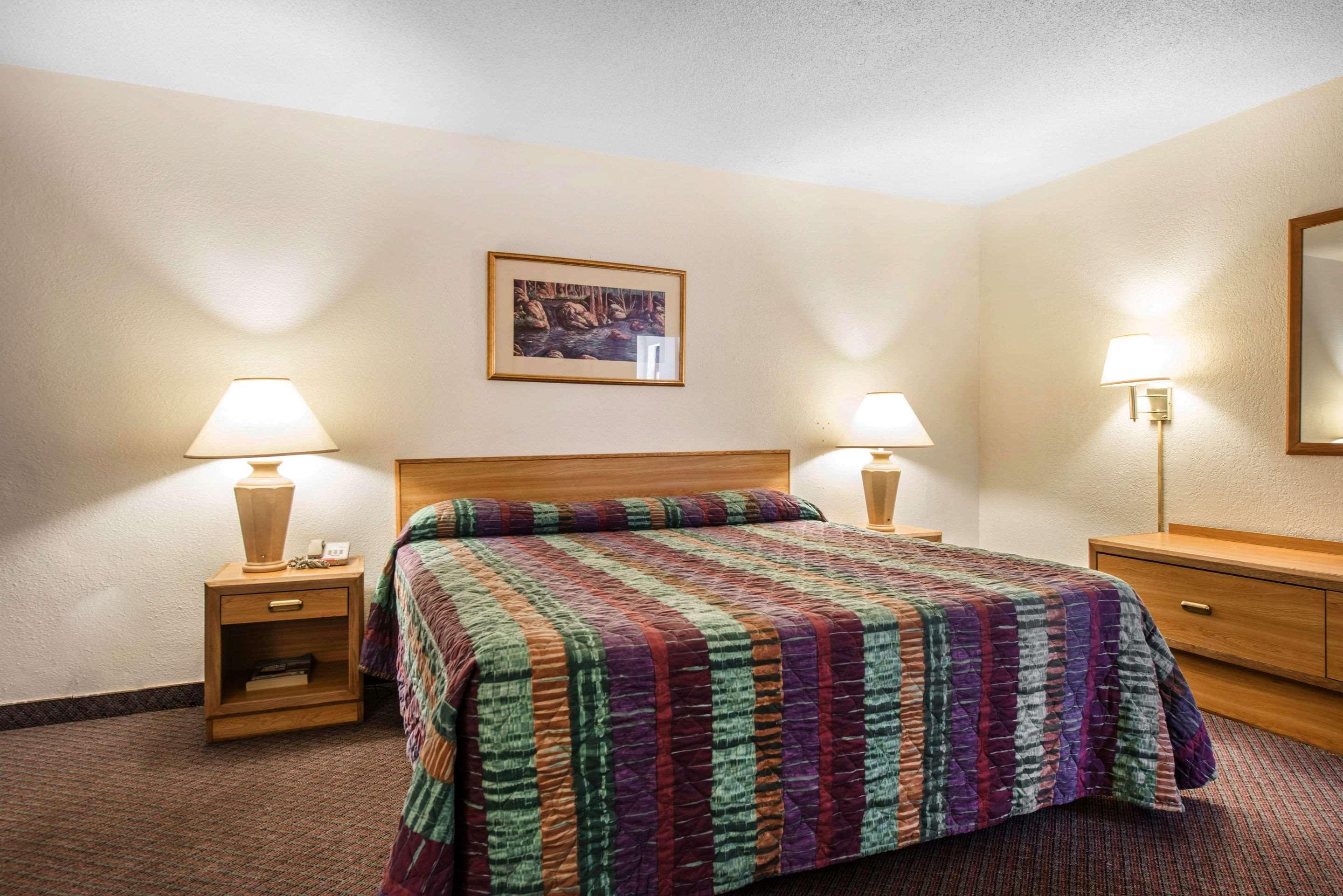 Rodeway Inn & Suites Colorado Springs Bagian luar foto