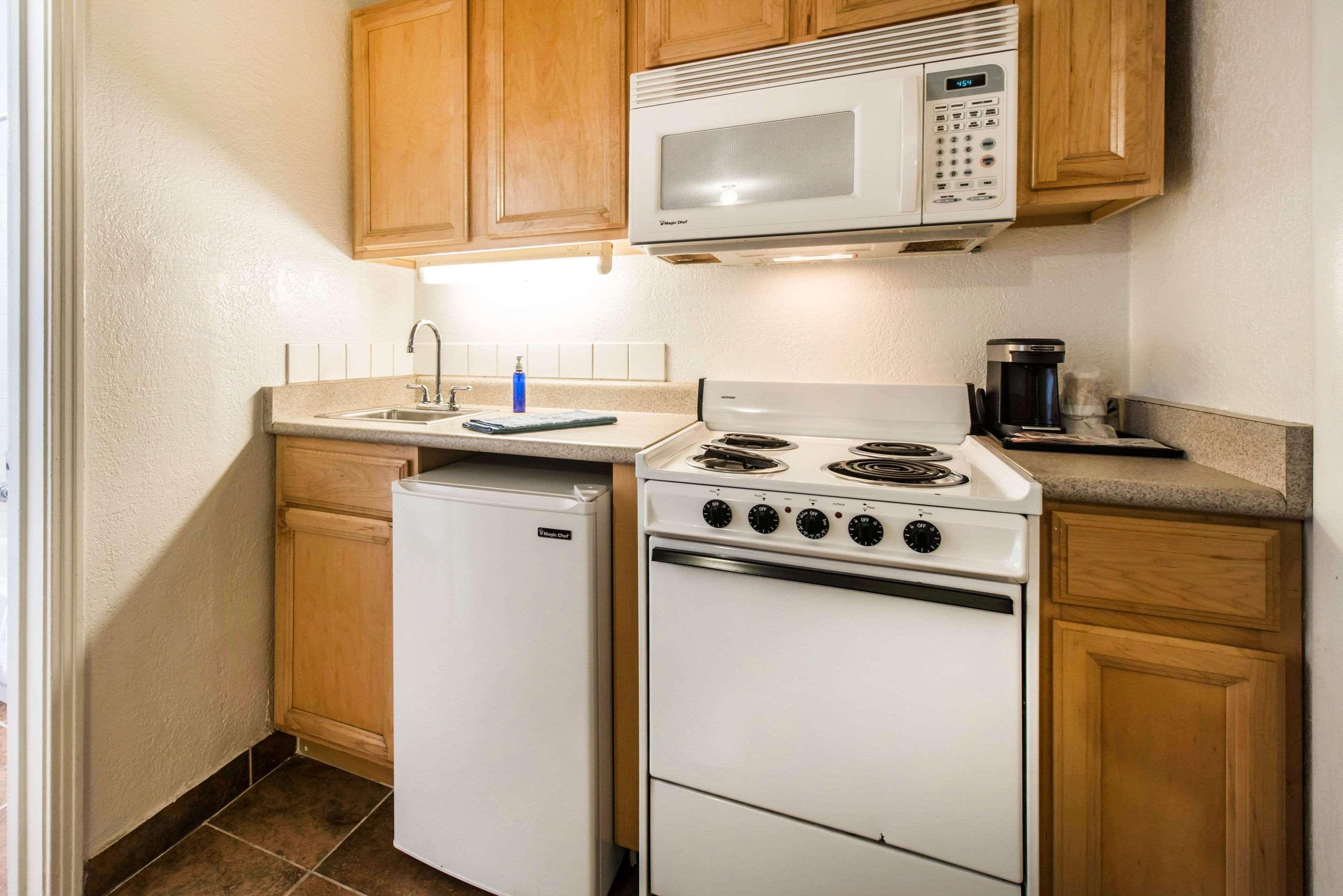 Rodeway Inn & Suites Colorado Springs Bagian luar foto