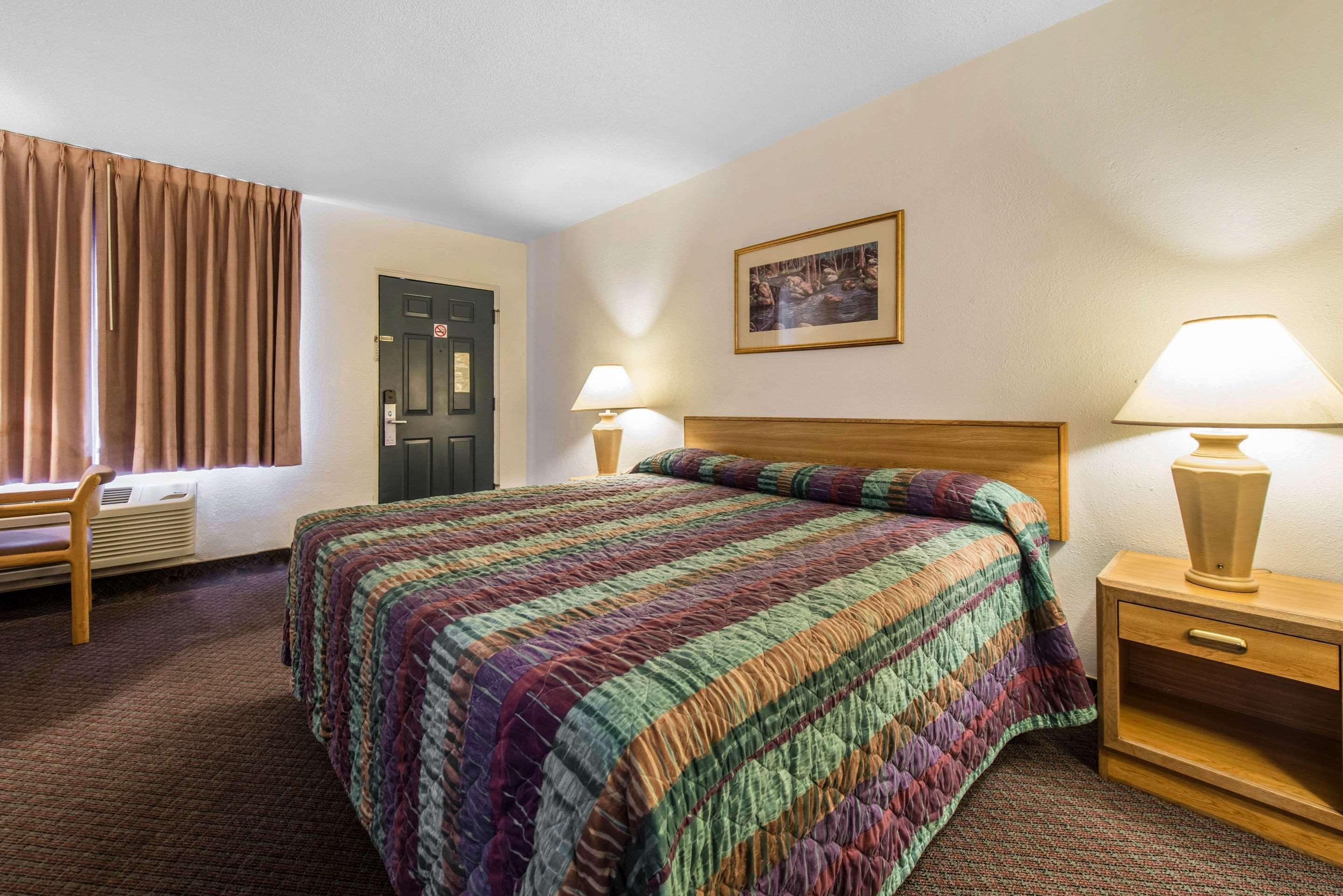 Rodeway Inn & Suites Colorado Springs Bagian luar foto