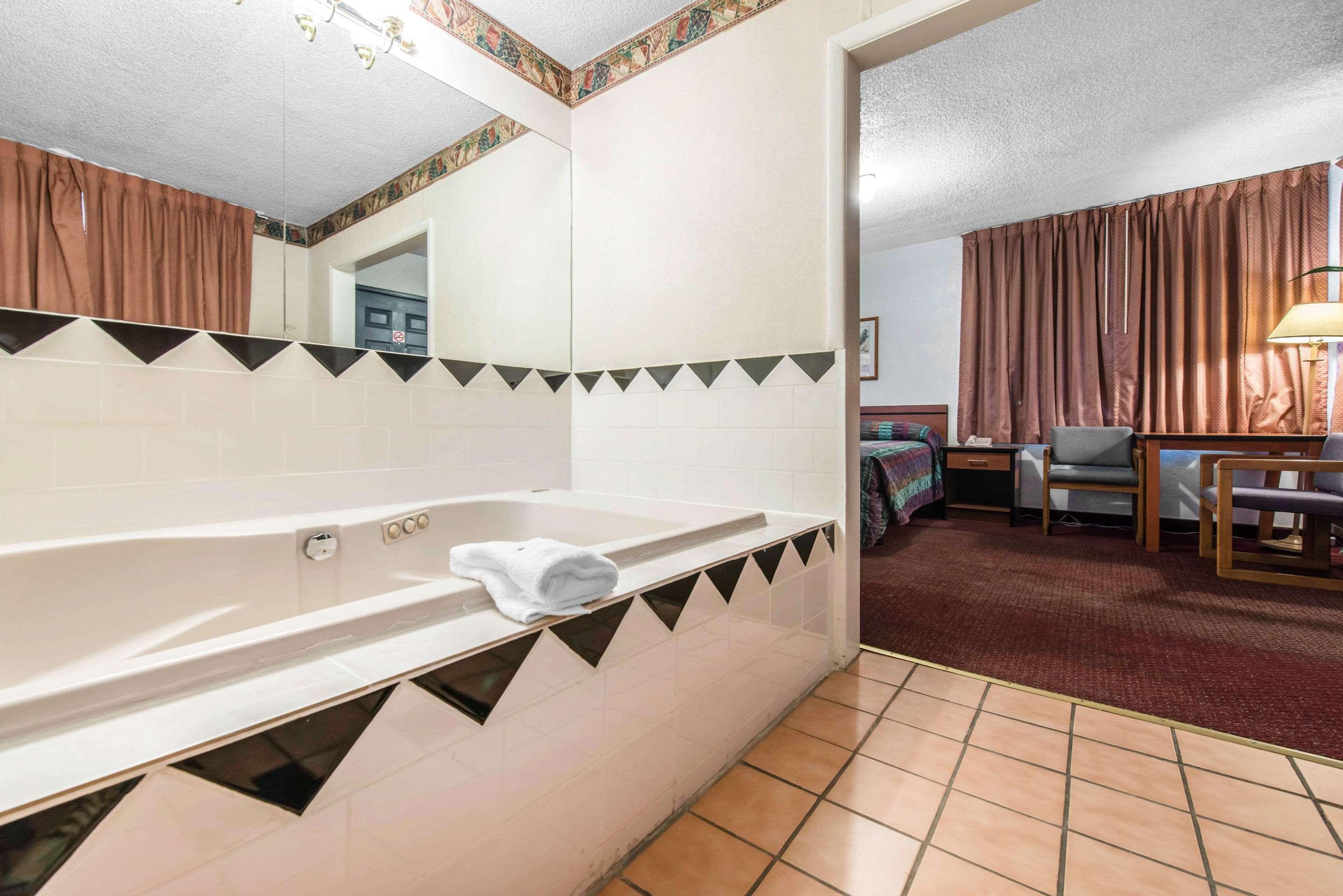 Rodeway Inn & Suites Colorado Springs Bagian luar foto